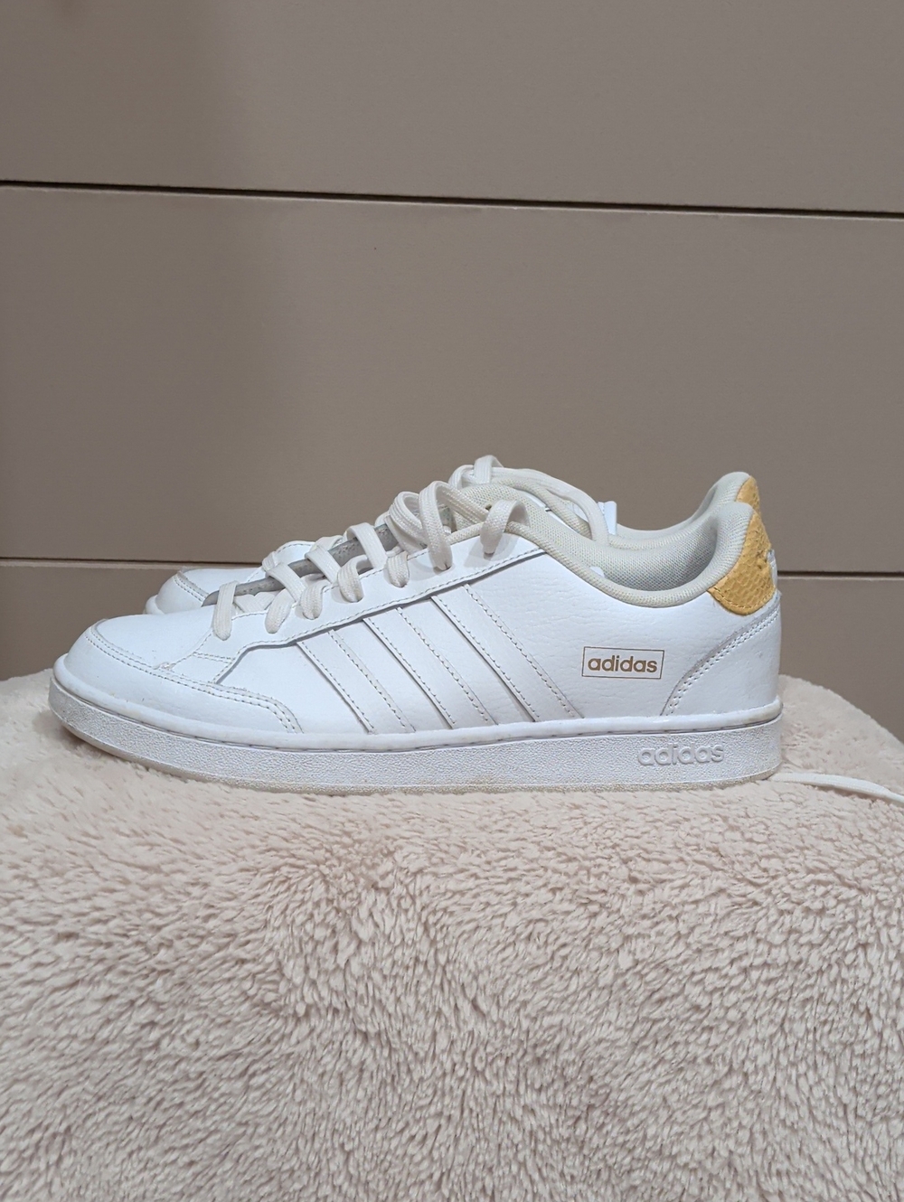 adidas Womenโs White Sneakers with Pale Yellow Heel Patch